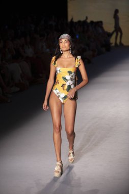 Paraiso Yüzme Haftası 2019 'da Paraiso Pist Çadırı' ndaki Miami Sahili 'nde Agua Bendita Mayo Yaz Koleksiyonu 2020 defilesinde bir model podyumda yürüyor.