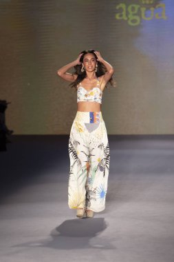 Paraiso Yüzme Haftası 2019 'da Paraiso Pist Çadırı' ndaki Miami Sahili 'nde Agua Bendita Mayo Yaz Koleksiyonu 2020 defilesinde bir model podyumda yürüyor.