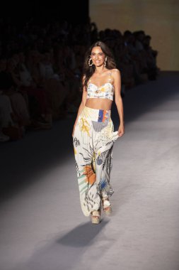 Paraiso Yüzme Haftası 2019 'da Paraiso Pist Çadırı' ndaki Miami Sahili 'nde Agua Bendita Mayo Yaz Koleksiyonu 2020 defilesinde bir model podyumda yürüyor.