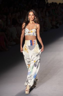Paraiso Yüzme Haftası 2019 'da Paraiso Pist Çadırı' ndaki Miami Sahili 'nde Agua Bendita Mayo Yaz Koleksiyonu 2020 defilesinde bir model podyumda yürüyor.