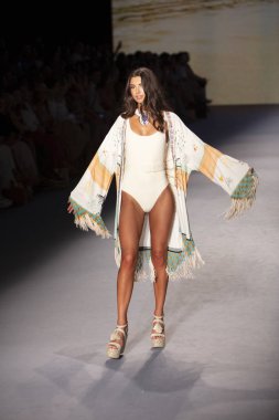 Paraiso Yüzme Haftası 2019 'da Paraiso Pist Çadırı' ndaki Miami Sahili 'nde Agua Bendita Mayo Yaz Koleksiyonu 2020 defilesinde bir model podyumda yürüyor.