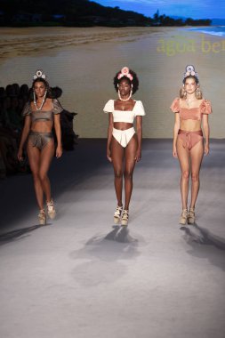 Paraiso Yüzme Haftası 2019 'da Paraiso Pist Çadırı' ndaki Miami Sahili 'nde Agua Bendita Mayo Yaz Koleksiyonu 2020 defilesinde bir model podyumda yürüyor.