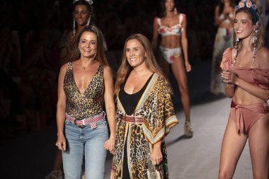 Paraiso Yüzme Haftası 2019 'da Paraiso Pist Çadırı' ndaki Miami Sahili 'nde Agua Bendita Mayo Yaz Koleksiyonu 2020 defilesinde bir model podyumda yürüyor.