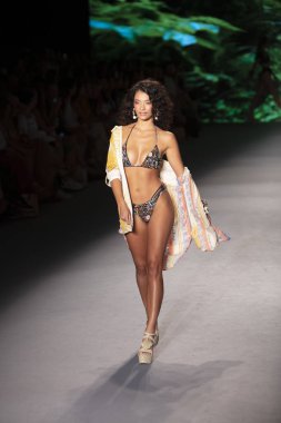 Paraiso Yüzme Haftası 2019 'da Paraiso Pist Çadırı' ndaki Miami Sahili 'nde Agua Bendita Mayo Yaz Koleksiyonu 2020 defilesinde bir model podyumda yürüyor.