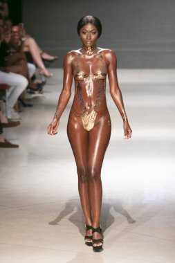 2019 yazında Miami Beach 'teki Faena Forum' da düzenlenen Sanat, Kalpler ve Moda Yüzme 2018 koleksiyonu sırasında bir manken podyumda yürüyor.