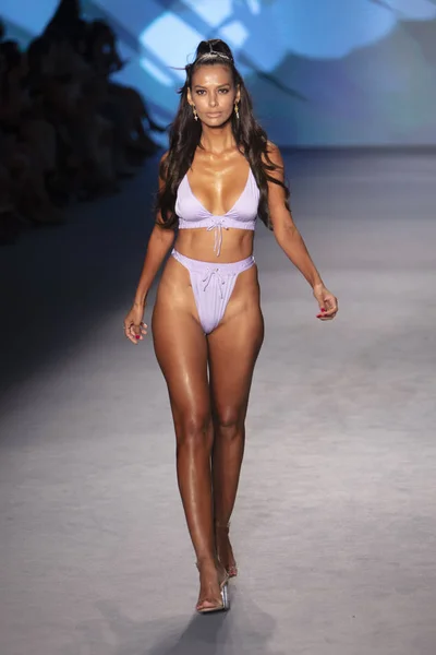 Model Prochází Dráhu Pro Monica Hansen Swimwear Letní Kolekce 2020 — Stock fotografie