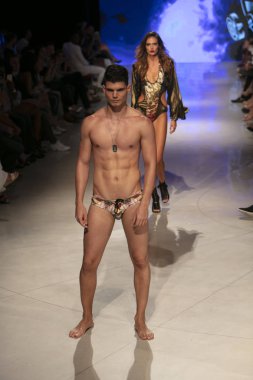 2019 yazında Miami Plajı 'ndaki Faena Forum' da düzenlenen Sanat, Kalpler ve Moda Yüzme 2018 koleksiyonunda bir model podyumda yürüyor.