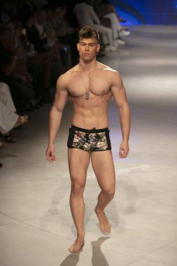 2019 yazında Miami Plajı 'ndaki Faena Forum' da düzenlenen Sanat, Kalpler ve Moda Yüzme 2018 koleksiyonunda bir model podyumda yürüyor.