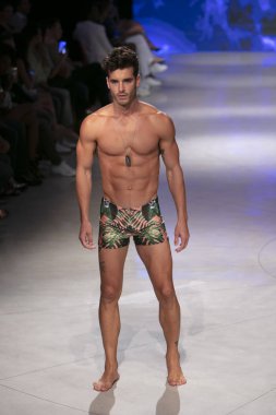 2019 yazında Miami Plajı 'ndaki Faena Forum' da düzenlenen Sanat, Kalpler ve Moda Yüzme 2018 koleksiyonunda bir model podyumda yürüyor.