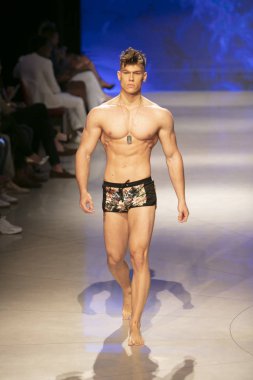 2019 yazında Miami Plajı 'ndaki Faena Forum' da düzenlenen Sanat, Kalpler ve Moda Yüzme 2018 koleksiyonunda bir model podyumda yürüyor.