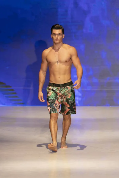 Modelo Caminha Passarela Durante Coleção Mister Triple Fashion Show Summer — Fotografia de Stock