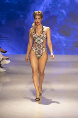 Sanat, Kalpler ve Moda Yüzüşü 2018 'de Miami Plajı' ndaki Faena Forumu 'nda 15 Temmuz 2018' de yapılan Bay Üçlü X Moda Şovu Yaz 2019 koleksiyonunda bir model podyumda yürüyor.