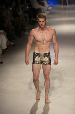 Sanat, Kalpler ve Moda Yüzüşü 2018 'de Miami Plajı' ndaki Faena Forumu 'nda 15 Temmuz 2018' de yapılan Bay Üçlü X Moda Şovu Yaz 2019 koleksiyonunda bir model podyumda yürüyor.