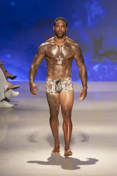 2018年7月15日にマイアミビーチで開催されたフェーナ フォーラムで開催されたアート ハート ファッション スイム2018での ミスター トリプルXファッションショー夏2019 コレクションのランウェイをモデルが歩きます — ストック写真