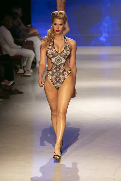 Modelka Spaceruje Pasie Startowym Podczas Kolekcji Mister Triple Fashion Show — Zdjęcie stockowe