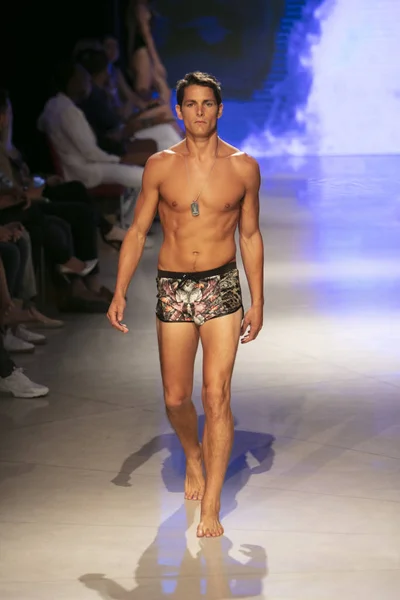 Model Walks Runway Mister Triple Fashion Show Summer 2019 Collection — 스톡 사진