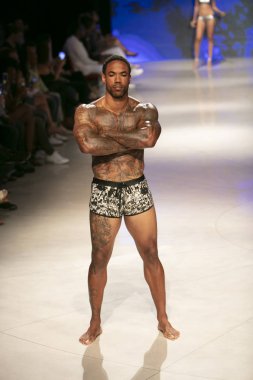 Sanat, Kalpler ve Moda Yüzüşü 2018 'de Miami Plajı' ndaki Faena Forumu 'nda 15 Temmuz 2018' de yapılan Bay Üçlü X Moda Şovu Yaz 2019 koleksiyonunda bir model podyumda yürüyor.