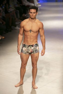 Sanat, Kalpler ve Moda Yüzüşü 2018 'de Miami Plajı' ndaki Faena Forumu 'nda 15 Temmuz 2018' de yapılan Bay Üçlü X Moda Şovu Yaz 2019 koleksiyonunda bir model podyumda yürüyor.