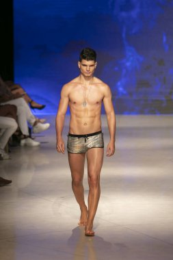 Sanat, Kalpler ve Moda Yüzüşü 2018 'de Miami Plajı' ndaki Faena Forumu 'nda 15 Temmuz 2018' de yapılan Bay Üçlü X Moda Şovu Yaz 2019 koleksiyonunda bir model podyumda yürüyor.