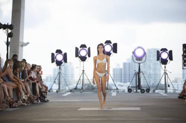 Paraiso Yüzme Haftası 2019 'da 13 Temmuz 2019' da Miami Beach 'te Acacia Mayo Yaz Koleksiyonu için podyumda yürüyen bir manken görülüyor.