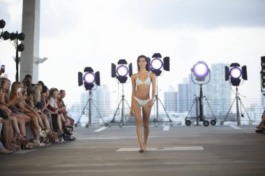 Paraiso Yüzme Haftası 2019 'da 13 Temmuz 2019' da Miami Beach 'te Acacia Mayo Yaz Koleksiyonu için podyumda yürüyen bir manken görülüyor.