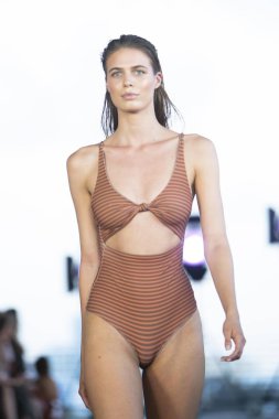 Paraiso Yüzme Haftası 2019 'da 13 Temmuz 2019' da Miami Beach 'te Acacia Mayo Yaz Koleksiyonu için podyumda yürüyen bir manken görülüyor.