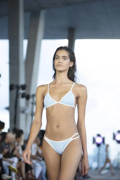 Modelka Spaceruje Pasie Startowym Kolekcji Acacia Summer 2020 Fashion Show — Zdjęcie stockowe