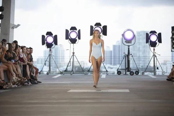 Una Modelo Camina Por Pasarela Para Colección Verano Trajes Baño —  Fotos de Stock