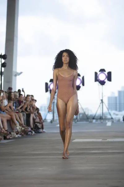 Modelo Caminha Passarela Para Coleção Verão Acacia Swimwear 2020 Fashion — Fotografia de Stock