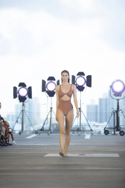 Modelo Caminha Passarela Para Coleção Verão Acacia Swimwear 2020 Fashion — Fotografia de Stock