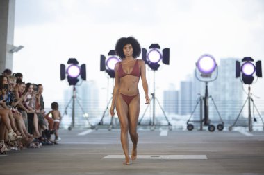 Paraiso Yüzme Haftası 2019 'da 13 Temmuz 2019' da Miami Beach 'te Acacia Mayo Yaz Koleksiyonu için podyumda yürüyen bir manken görülüyor.
