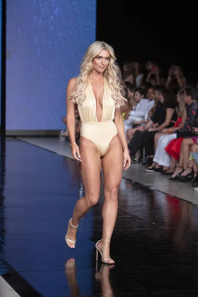 Модель Ходит Подиуму Liliana Montoya Fashion Show Summer 2020 Collection — стоковое фото