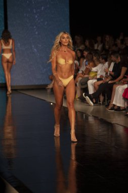 Liliana Montoya Moda Şovu Yaz 2020 Moda Yüzme Haftası 2019 'da 11 Temmuz 2019' da Miami Plajı 'ndaki Faena Forum' da bir model podyumda yürüyor.