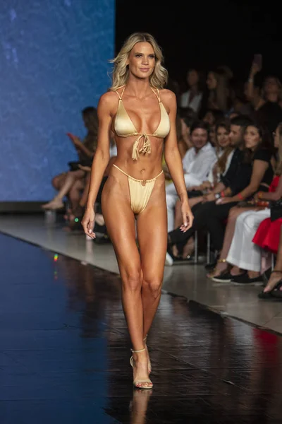 Una Modelo Camina Por Pista Liliana Montoya Fashion Show Summer — Foto de Stock
