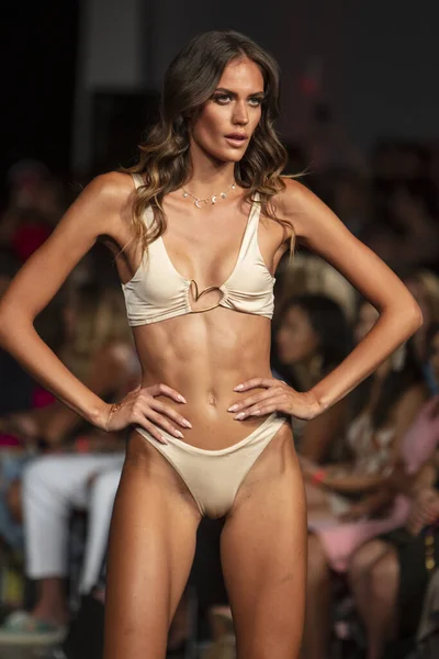 Una Modelo Camina Por Pista Liliana Montoya Fashion Show Summer — Foto de Stock