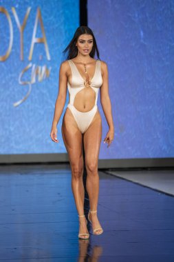 Liliana Montoya Moda Şovu Yaz 2020 Moda Yüzme Haftası 2019 'da 11 Temmuz 2019' da Miami Plajı 'ndaki Faena Forum' da bir model podyumda yürüyor.