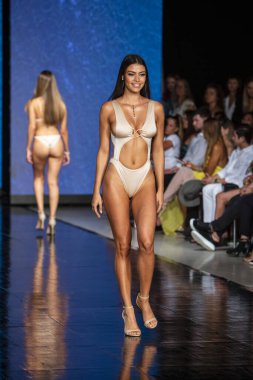 Liliana Montoya Moda Şovu Yaz 2020 Moda Yüzme Haftası 2019 'da 11 Temmuz 2019' da Miami Plajı 'ndaki Faena Forum' da bir model podyumda yürüyor.