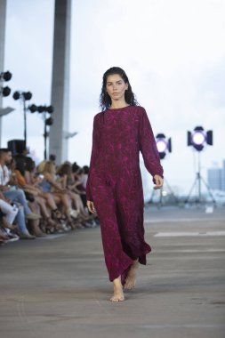 Paraiso Yüzme Haftası 2019 'da 13 Temmuz 2019' da Miami Beach 'te Acacia Mayo Yaz Koleksiyonu için podyumda yürüyen bir manken görülüyor.