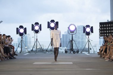 Paraiso Yüzme Haftası 2019 'da 13 Temmuz 2019' da Miami Beach 'te Acacia Mayo Yaz Koleksiyonu için podyumda yürüyen bir manken görülüyor.