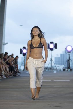 Paraiso Yüzme Haftası 2019 'da 13 Temmuz 2019' da Miami Beach 'te Acacia Mayo Yaz Koleksiyonu için podyumda yürüyen bir manken görülüyor.