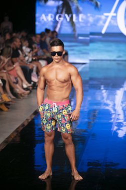 Argyle Grant Moda Şovu Yaz 2020 koleksiyonunda 7 Temmuz 2019 'da Miami Plajı' ndaki Faena Forumu 'nda Sanat, Kalpler ve Moda Yüzme 2018 sırasında bir model podyumda yürüyor.