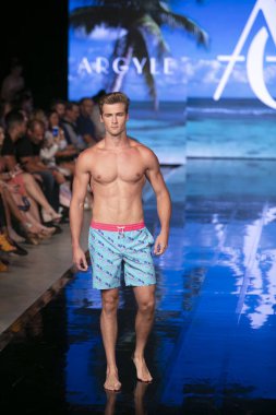 Argyle Grant Moda Şovu Yaz 2020 koleksiyonunda 7 Temmuz 2019 'da Miami Plajı' ndaki Faena Forumu 'nda Sanat, Kalpler ve Moda Yüzme 2018 sırasında bir model podyumda yürüyor.