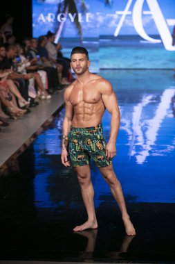 Argyle Grant Moda Şovu Yaz 2020 koleksiyonunda 7 Temmuz 2019 'da Miami Plajı' ndaki Faena Forumu 'nda Sanat, Kalpler ve Moda Yüzme 2018 sırasında bir model podyumda yürüyor.