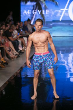 Argyle Grant Moda Şovu Yaz 2020 koleksiyonunda 7 Temmuz 2019 'da Miami Plajı' ndaki Faena Forumu 'nda Sanat, Kalpler ve Moda Yüzme 2018 sırasında bir model podyumda yürüyor.