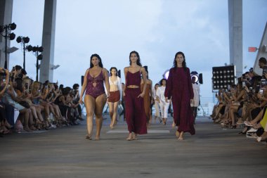 Paraiso Yüzme Haftası 2019 'da 13 Temmuz 2019' da Miami Beach 'te Acacia Mayo Yaz Koleksiyonu için podyumda yürüyen bir manken görülüyor.