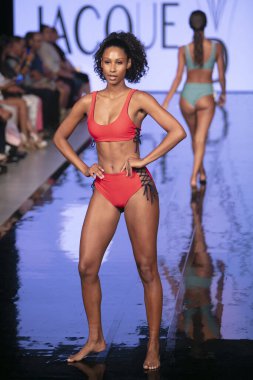 Jacque Designs Moda Şovu Yaz 2020 koleksiyonunda 15 Temmuz 2019 'da Miami Plajı' ndaki Faena Forum 'da Sanat, Kalpler ve Moda Yüzme 2018 sırasında bir model podyumda yürüyor.