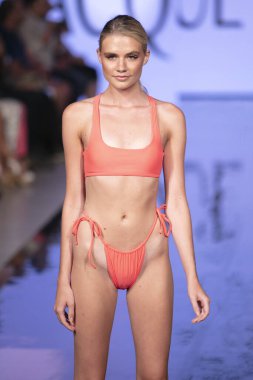 Jacque Designs Moda Şovu Yaz 2020 koleksiyonunda 15 Temmuz 2019 'da Miami Plajı' ndaki Faena Forum 'da Sanat, Kalpler ve Moda Yüzme 2018 sırasında bir model podyumda yürüyor.