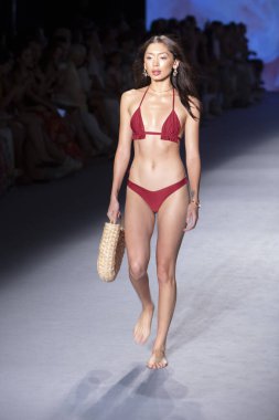 Bir model, Paraiso Yüzme Haftası 2019 'da Poema Swim Summer koleksiyonu için 14 Temmuz 2019' da Paraiso Runway Çadırı 'ndaki Miami Sahili' nde düzenlenen defilede podyumda yürüyor.