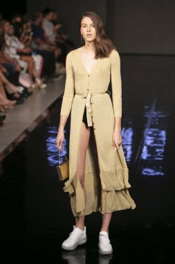 Sanguek Moda Şovu Yaz 2019 koleksiyonunda 15 Temmuz 2018 'de Miami Plajı' ndaki Faena Forumu 'nda Sanat, Kalpler ve Moda Yüzme 2018 sırasında bir model podyumda yürüyor.