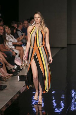 Sanguek Moda Şovu Yaz 2019 koleksiyonunda 15 Temmuz 2018 'de Miami Plajı' ndaki Faena Forumu 'nda Sanat, Kalpler ve Moda Yüzme 2018 sırasında bir model podyumda yürüyor.